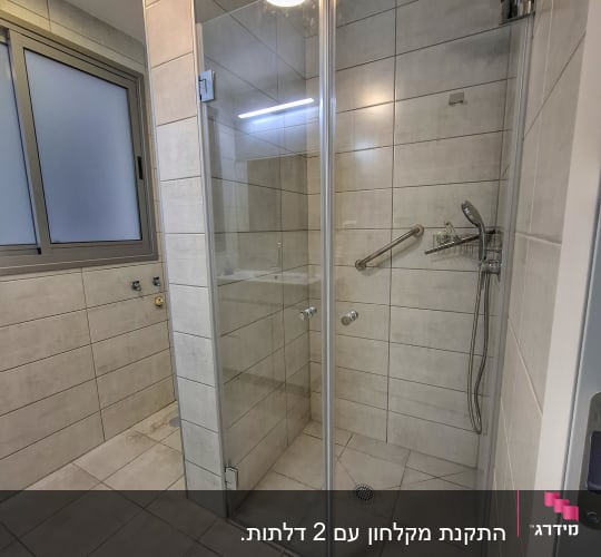 מקלחון זכוכית עם ראש מקלחת ומוט אחיזה